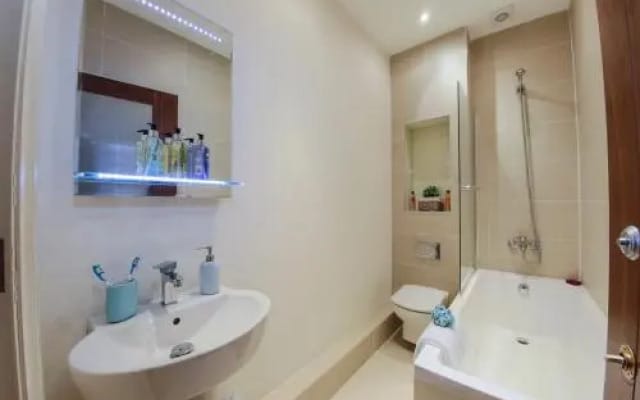 Finchley Central - Spacious Triplex