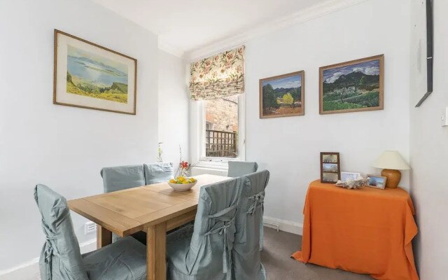 JOIVY Charming 3 bed house with a rooftop terrace