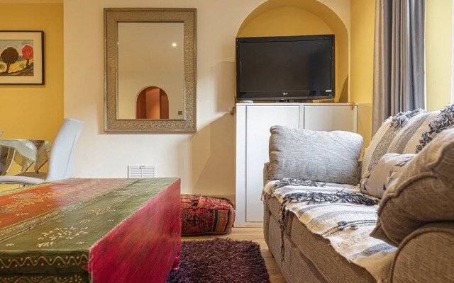 JOIVY Stylish 2 Bed Flat In Notting Hill