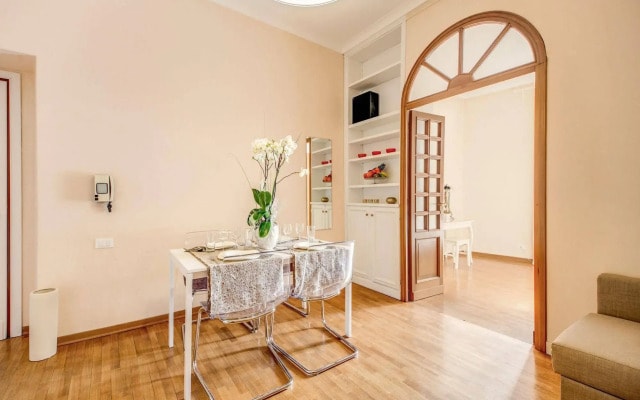 Elegant Apartment Behind the Colosseum