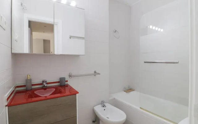 Bright And Quiet Apartment By Town