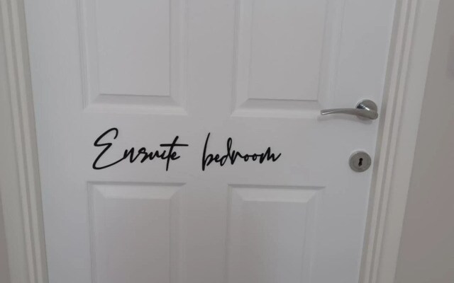 Spacious Ensuite King Room Private Neighbourhood Free Parking Space
