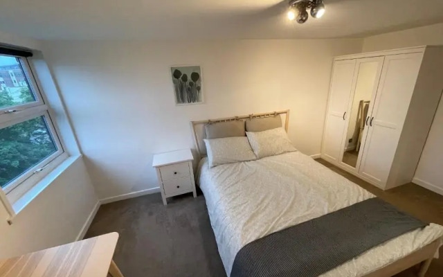 Spacious 2-Bedroom Flat Near Surbiton Station