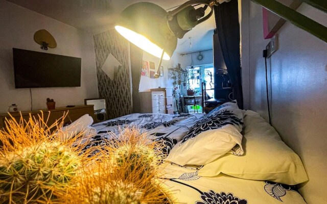 Large 1-bed Studio in London Well Equipped