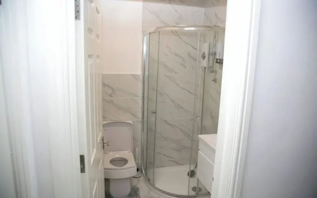 2 Bed Flat - Sleeps 3 - Wifi - Parking