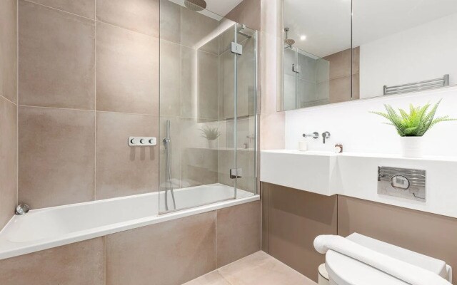 Luminous 2 Bed Balcony Flat in Islington