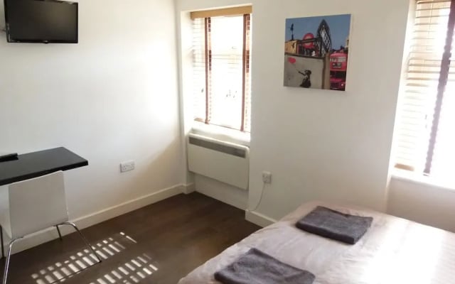 SS Property Hub - City of London Studio Apartment 3