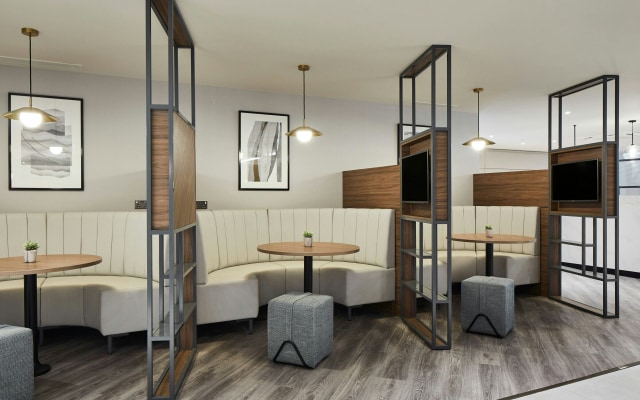 Courtyard by Marriott London Heathrow Airport