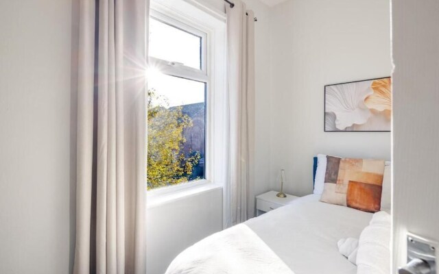 2 Bedroom House With Free Parking