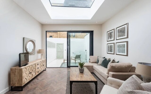 Modern, Bright & Elegant 3 Bed Fulham Maisonette