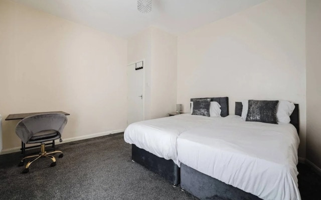 6-bed Manchester Holiday