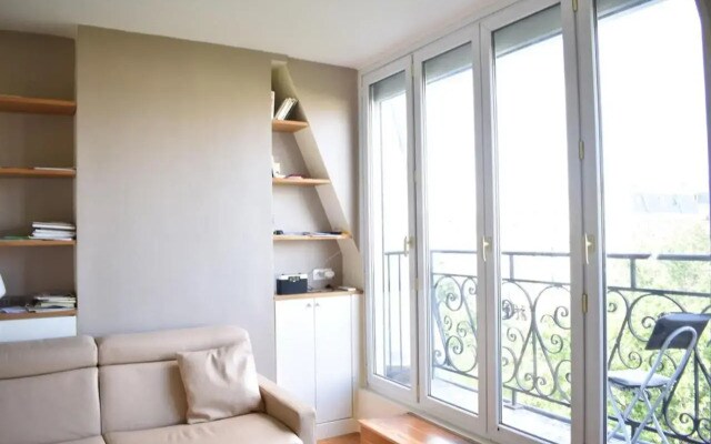 Fully Renovated Bright Studio with High View
