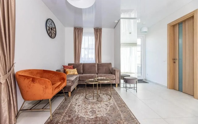 Bright 2bedroom home @terrace+parking, by Cohost