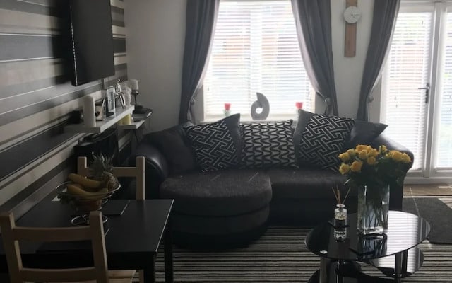 139 Breckside Park Guest House