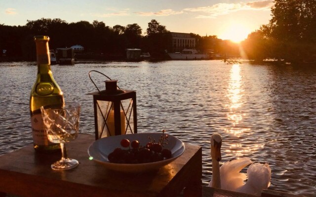 Gemütliches Hausboot mit Kamin in Berlin