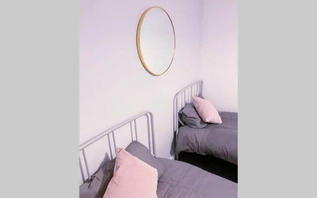 Stylish 3 Bed House + Free Parking + Great Location