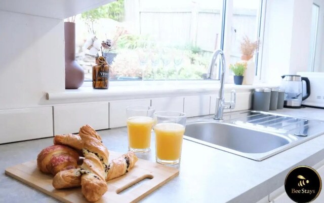 Caldecott House - Close to M60 and M62