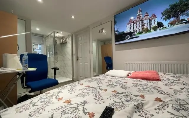 Heathrow Garden Lodge [Free Parking • Netflix • Prime • Coffee • WiFi]