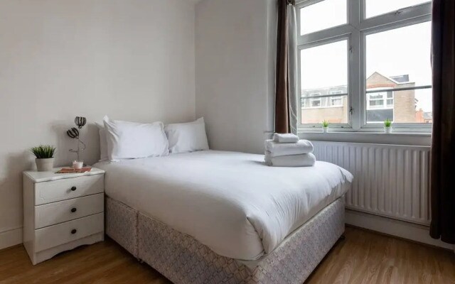 Spacious 2BR flat in Putney