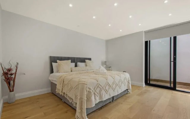 Three Bed Spacious Apartment in Dalston