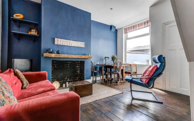 Cozy two Bedroom House Near Mediacity UK