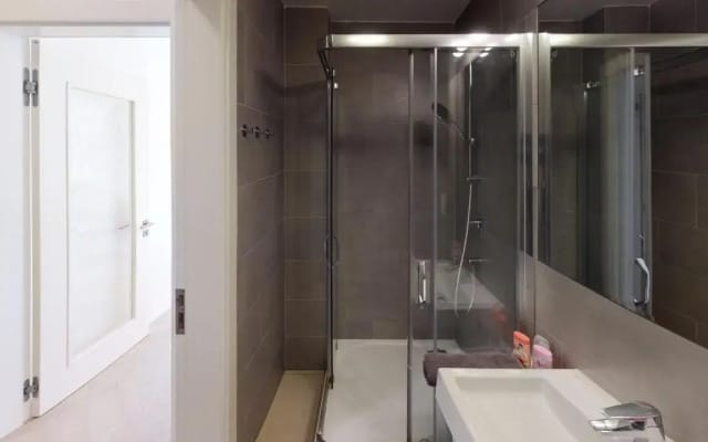 ONSITE Free Garage Parking, 10min Centre by Bus
