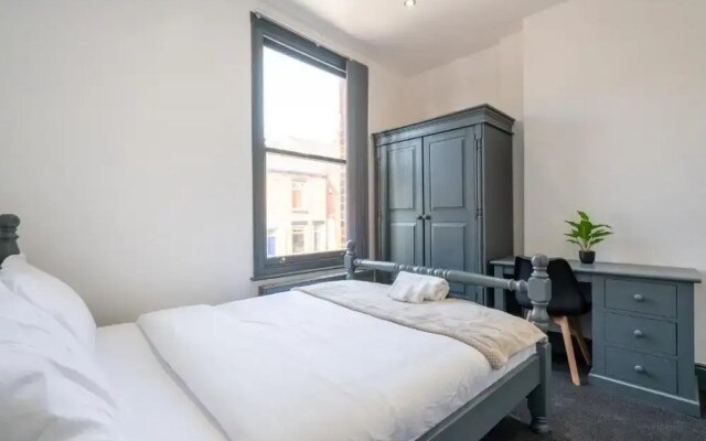 Sheffield 4 Bed Home by Broomhill Village