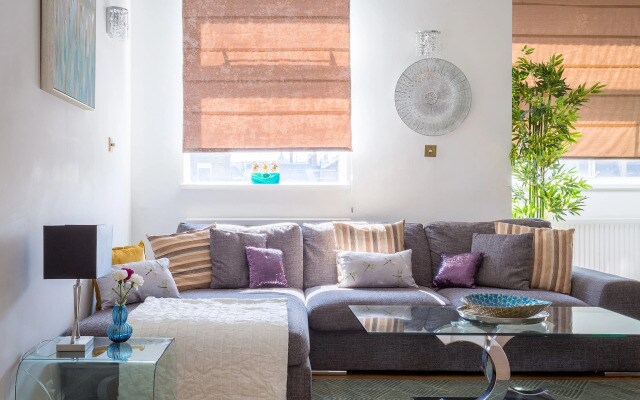 Designer 2-bed 2-bath Behind Selfridges