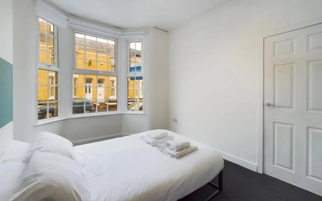 Contemporary 4BD Home nr Liverpool City Centre