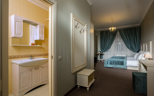 Rich Hotel
