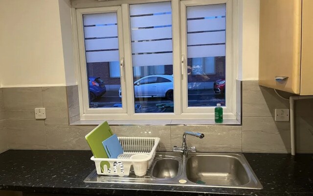 Entire Captivating 2-bed House in Manchester