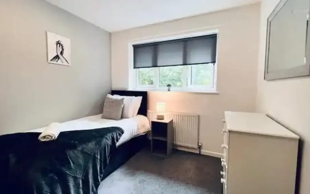 Stylish Townhouse With Free Parking in Liverpool