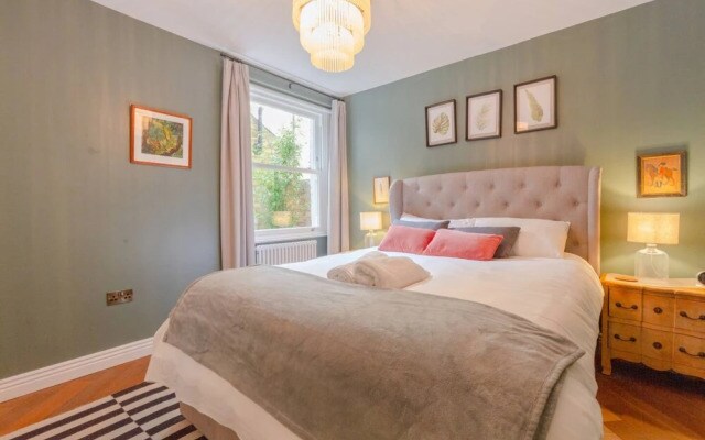 Stylish 1 Bedroom Flat in Fulham With Patio