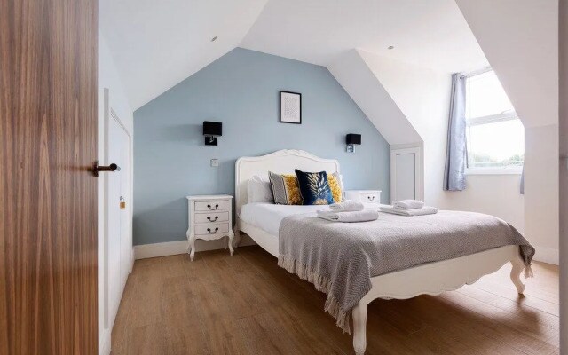 Elegant 2 Bed Flat with Balcony in Finchley
