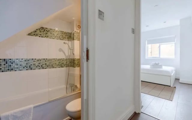 Radiant and Roomy 2BD Flat - Fulham!