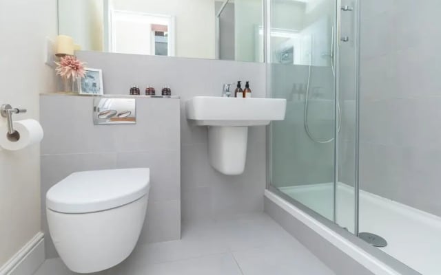 Two Bedroom Apartment in Hammersmith 201a, London