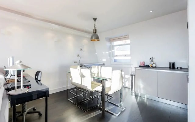 Olympia 2 Bed Duplex by BaseToGo
