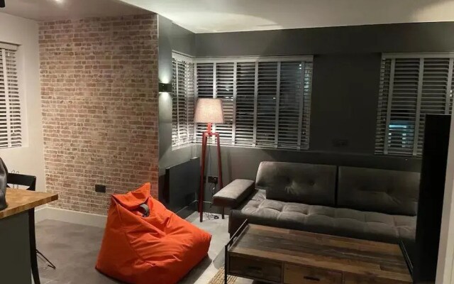 Apartment - Sleeps 4 - Parking - Near Station
