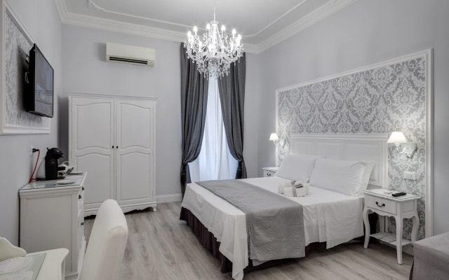 Charme & Chic Luxury