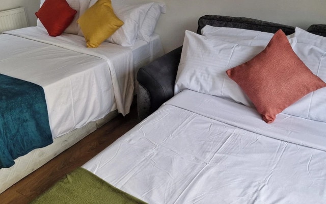 Apartment Sleeps 4 With Free Parking