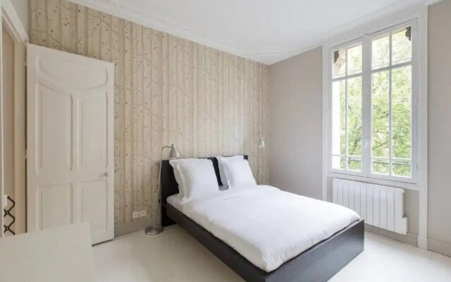 Gorgeous 3 Bedroom Apartment at Eiffel Tower