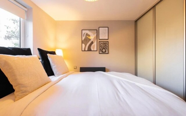The Crystal Quarters - Modern Bright 2bdr Apartment