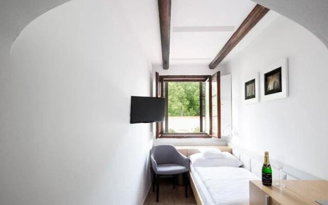 Hotel 100