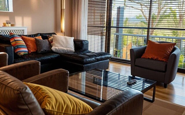 Stylish Dulwich Apartment With Parking