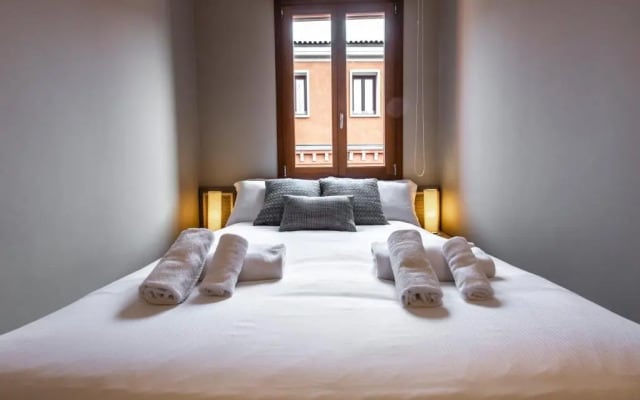 Charming Apartment on the Grand Canal R&R