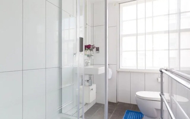 2-bed 2-bath in the Heart of London