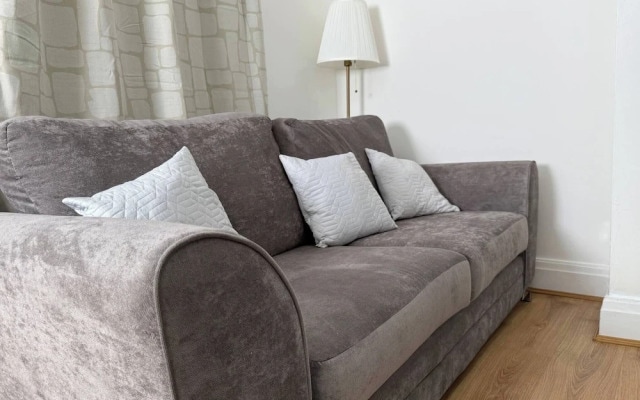 Urban Calm Spacious 3-bed Home With Free Parking