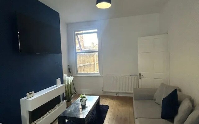 NEW 4 Double Bedrooms Large House