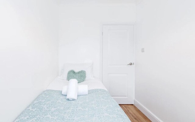 Charming 3-bed Apartment in Romford