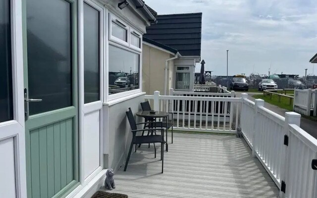Seasideescape-2br-sleeps4-parking-petsok-fireplace
